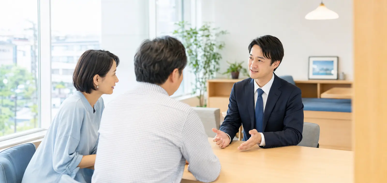 保険について相談するお客様と担当者のイメージ